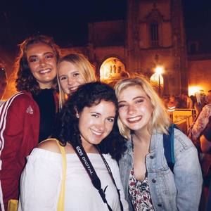 Meet your Posher, Claudia